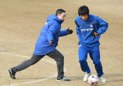 10일 오전 경기도 파주 NFC(대표팀 트레이닝센터)에서 열린 축구 대표팀 훈련 중 허정무 감독(왼쪽)이 조진수와 함께 뛰며 드리블을 지도하고 있다. 