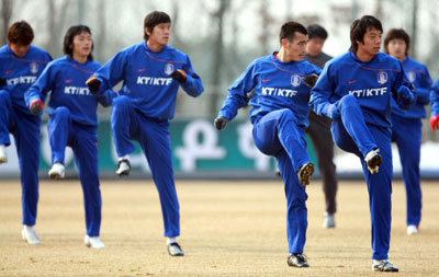  10일 오전 경기도 파주 NFC(대표팀 트레이닝센터)에서 축구 대표팀 선수들이 동아시아축구연맹(EAFF)선수권에 대비한 훈련에 앞서 몸을 풀고 있다. 