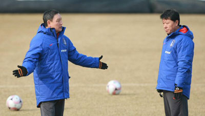 10일 오전 경기도 파주 NFC(대표팀 트레이닝센터)에서 열린 축구 대표팀 훈련 중 허정무 감독(왼쪽)과 정해성 수석코치(오른쪽)가 대화를 나누고 있다. 