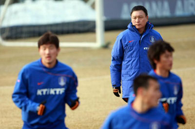 10일 오전 경기도 파주 NFC(대표팀 트레이닝센터)에서 열린 축구 대표팀 훈련 중 허정무 감독이 선수들을 지켜보고 있다. 