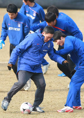 10일 오전 경기도 파주 NFC(대표팀 트레이닝센터)에서 열린 축구 대표팀 훈련 중 허정무 감독이 선수들과 함께 어울리며 드리블을 지도하고 있다. 