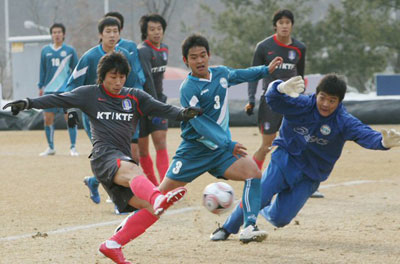 11일 파주NFC(대표팀트레이닝센터)에서 열린 축구 대표팀-숭실대의 연습 경기에서 허정무호에 새롭게 승선한 이근호가 상대 골키퍼를 앞에 두고 슛을 시도하고 있다. 