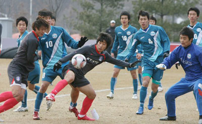 11일 파주NFC(대표팀트레이닝센터)에서 열린 축구 대표팀-숭실대의 연습 경기에서 허정무호에 새롭게 승선한 이근호가 공을 받고 있다. 