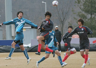 11일 파주NFC(대표팀트레이닝센터)에서 열린 축구 대표팀-숭실대의 연습 경기에서 양 팀 선수들이 공중볼 경합을 벌이고 있다. 