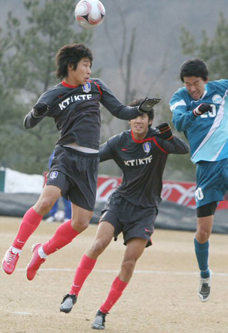 11일 파주NFC(대표팀트레이닝센터)에서 열린 축구 대표팀-숭실대의 연습 경기에서 허정무호에 새롭게 승선한 이근호(왼쪽)가 헤딩을 시도하고 있다. 
