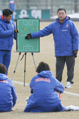 11일 파주NFC(대표팀트레이닝센터)에서 열린 축구 대표팀-숭실대의 연습 경기에서 허정무 감독이 선수들에게 전술교육을 하고 있다. 