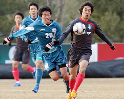 11일 파주NFC(대표팀트레이닝센터)에서 열린 축구 대표팀-숭실대의 연습 경기에서 박주영(오른쪽)이 숭실대 선수와 볼다툼을 벌이고 있다. 