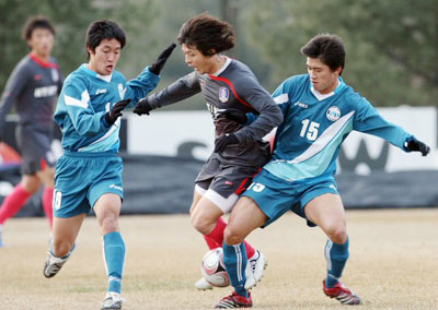 11일 파주NFC(대표팀트레이닝센터)에서 열린 축구 대표팀-숭실대의 연습 경기에서 이관우(가운데)가 숭실대 선수들과 볼다툼을 벌이고 있다. 