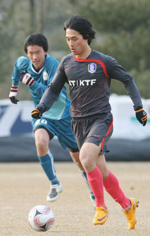 11일 파주NFC(대표팀트레이닝센터)에서 열린 축구 대표팀-숭실대의 연습 경기에서 박주영이 돌파를 시도하고 있다. 