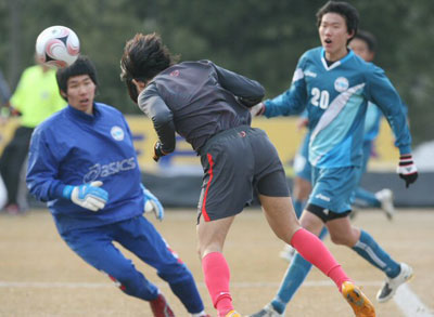 11일 파주NFC(대표팀트레이닝센터)에서 열린 축구 대표팀-숭실대의 연습 경기에서 박주영(가운데)이 숭실대 선수들의 수비를 피해 헤딩슛으로 골을 성공시키고 있다. 