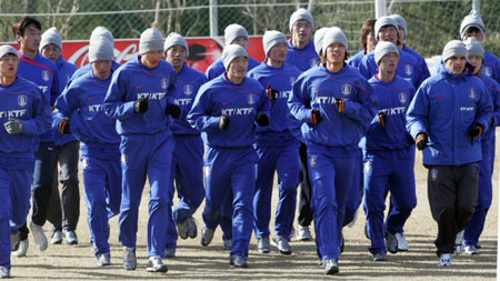  동아시아선수권대회를 앞둔 축구국가대표팀 선수들이 12일 경기도 파주NFC에서 열린 훈련에서 달리기로 몸을 풀고 있다. 