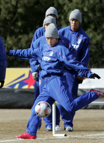  이근호가 12일 경기도 파주NFC에서 동아시아축구선수권대회를 앞두고 열린 대표팀 훈련에서 동료들이 지켜보는 가운데 슈팅하고 있다. 