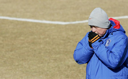  동아시아선수권대회를 앞두고 12일 경기도 파주NFC에서 강추위 속에 열린 축구대표팀 훈련에서 허정무 감독이 추위에 언 손을 입김으로 녹이고 있다. 