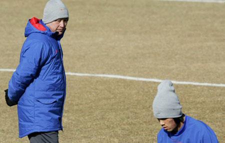  동아시아선수권대회를 앞두고 12일 경기도 파주NFC에서 열린 축구대표팀 훈련에서 허정무 감독이 박주영 등 선수들의 훈련을 지켜보고 있다. 