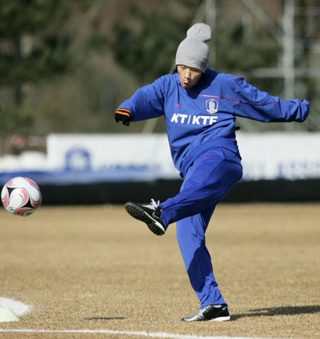 박주영이 12일 경기도 파주NFC에서 동아시아축구선수권대회를 앞두고 열린 대표팀 훈련에서 슈팅하고 있다. 