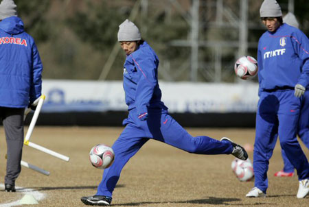  염기훈(가운데), 고기구(오른쪽)가 12일 경기도 파주NFC에서 동아시아축구선수권대회를 앞두고 열린 대표팀훈련에서 슈팅연습하고 있다. 