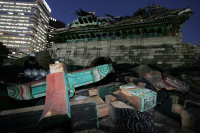 화재로 전소된 숭례문 내부가 13일 저녁 취재진에게 공개됐다. 