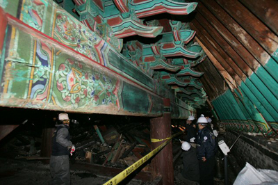 화재로 전소된 숭례문 내부가 13일 저녁 취재진에게 공개됐다. 