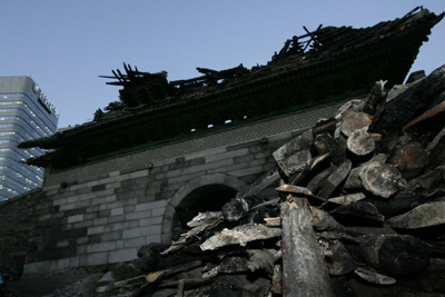 화재로 전소된 숭례문 내부가 13일 저녁 취재진에게 공개 됐다. 