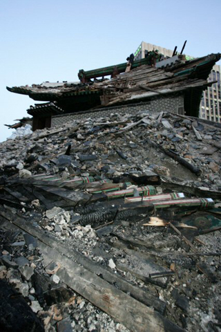 화재로 전소된 숭례문 내부가 13일 저녁 취재진에게 공개 됐다. 