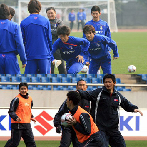 15일 오후 중국 충칭 올림픽 스포츠센터 보조경기장에서 축구 대표팀 선수들이 2008 동아시아 축구 선수권에 대비한 현지 적응 훈련을 실시하고 있다.(사진 위)
안영학과 정대세 등 북한 축구 대표팀 선수들이 2008 동아시아 축구 선수권에 대비한 훈련을 실시하고 있다.(사진 아래) 