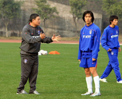 15일 오후 중국 충칭 올림픽 스포츠센터 보조경기장에서 열린 축구 대표팀 훈련 중 허정무 감독(왼쪽)이 박주영에게 강한 어조로 지시를 하고 있다. 