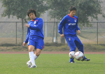 15일 오후 중국 충칭 올림픽 스포츠센터 보조경기장에서 열린 축구 대표팀 훈련 중, 염기훈(왼쪽)과 김남일이 패스 연습을 하고 있다. 