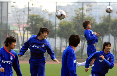 15일 오후 중국 충칭 올림픽 스포츠센터 보조경기장에서 축구 대표팀 선수들이 헤딩 연습을 하고 있다. 