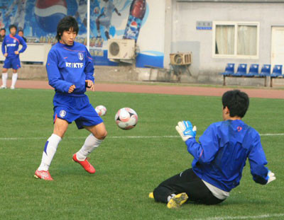 15일 오후 중국 충칭 올림픽 스포츠센터 보조경기장에서 열린 축구 대표팀 훈련 중, 이근호(왼쪽)가 슛을 시도하고 있다. 