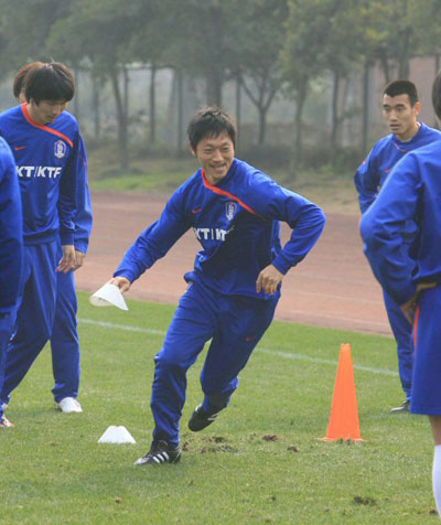 15일 오후 중국 충칭 올림픽 스포츠센터 보조경기장에서 축구 대표팀 김남일이 훈련에 열중하고 있다. 