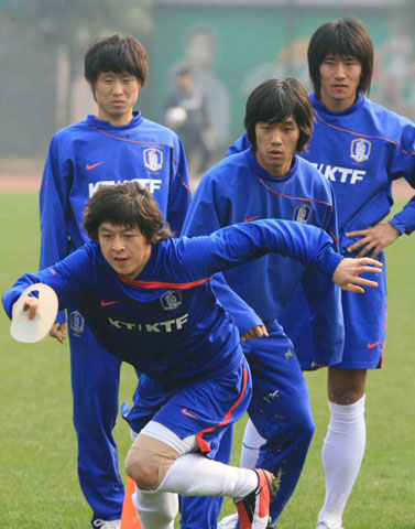 15일 오후 중국 충칭 올림픽 스포츠센터 보조경기장에서 축구 대표팀 이관우, 박주영 등이 훈련에 열중하고 있다. 