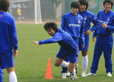 15일 오후 중국 충칭 올림픽 스포츠센터 보조경기장에서 축구 대표팀 염기훈이 훈련에 열중하고 있다. 