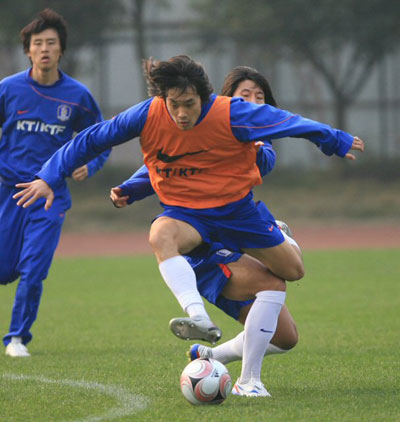 15일 오후 중국 충칭 올림픽 스포츠센터 보조경기장에서 열린 축구 대표팀 훈련 중, 박주영이 태클을 피하고 있다. 