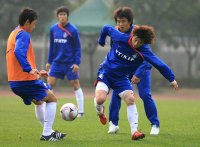 15일 오후 중국 충칭 올림픽 스포츠센터 보조경기장에서 열린 축구 대표팀 훈련 중, 이관우(가운데)가 볼다툼을 벌이고 있다. 