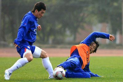 15일 오후 중국 충칭 올림픽 스포츠센터 보조경기장에서 열린 축구 대표팀 훈련 중, 박주영(오른쪽)이 오장은을 향해 태클을 시도하고 있다. 