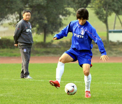 15일 오후 중국 충칭 올림픽 스포츠센터 보조경기장에서 열린 축구 대표팀 훈련 중, 이근호(오른쪽)가 허정무 감독이 지켜보는 가운데 드리블 하고 있다. 