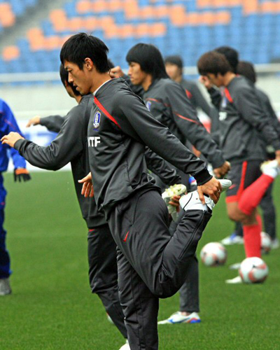 17일 동아시아대회 중국과의 일전을 앞두고 있는 한국축구국가대표팀이 16일 오후 중국 충칭 올림픽 스포츠센터에서 훈련을 하고 있다. 
