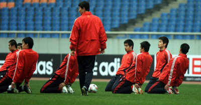   17일 동아시아대회 한국과의 일전을 앞두고 있는 중국축구국가대표팀이 16일 오후 중국 충칭 올림픽 스포츠센터에서 훈련을 하고 있다. 