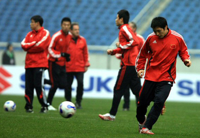 17일 동아시아대회 한국과의 일전을 앞두고 있는 중국축구국가대표팀이 16일 오후 중국 충칭 올림픽 스포츠센터에서 훈련을 하고 있다. 
