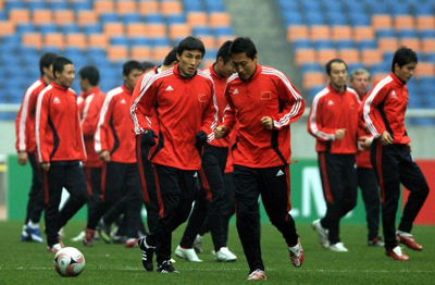 17일 동아시아대회 한국과의 일전을 앞두고 있는 중국축구국가대표팀이 16일 오후 중국 충칭 올림픽 스포츠센터에서 훈련을 하고 있다. 