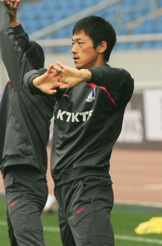 17일 동아시아대회 중국과의 일전을 앞두고 있는 한국축구국가대표팀 김남일이 16일 오후 중국 충칭 올림픽 스포츠센터에서 훈련을 하고 있다. 