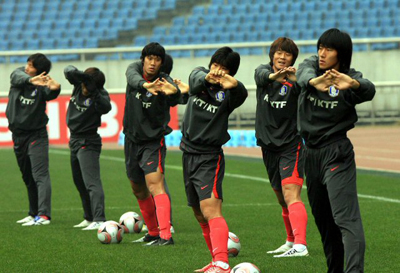 17일 동아시아대회 중국과의 일전을 앞두고 있는 한국축구국가대표팀 염기훈이 16일 오후 중국 충칭 올림픽 스포츠센터에서 훈련을 하고 있다. 