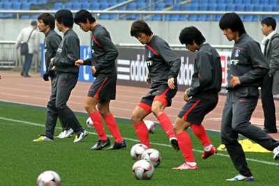 17일 동아시아대회 중국과의 일전을 앞두고 있는 한국축구국가대표팀이 16일 오후 중국 충칭 올림픽 스포츠센터에서 훈련을 하고 있다. 