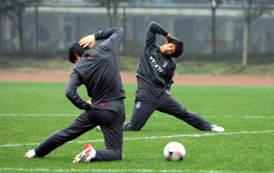 중국 충칭에서 열리고 있는 동아시아 선수권 축구대회 대 중국전에서 승리를 거둔 대표팀선수들이 18일 오후 충칭 올림픽 스포츠센터 보조경기장에서 몸을 풀고 있다. 