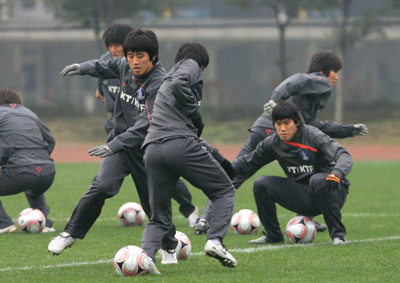 중국 충칭에서 열리고 있는 동아시아 선수권 축구대회 대 중국전에서 승리를 거둔 대표팀선수들이 18일 오후 충칭 올림픽 스포츠센터 보조경기장에서 몸을 풀고 있다. 