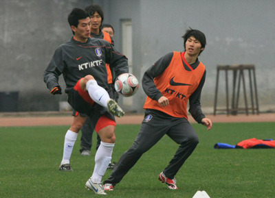 중국 충칭에서 열리는 동아시아 선수권 축구대회 대 중국전에서 승리를 거둔 대표팀선수들이 18일 오후 충칭 올림픽 스포츠센터 보조경기장에서 공뺏기 게임으로 몸을 풀고 있다. 