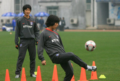 중국 충칭에서 열리는 동아시아 선수권 축구대회 대 중국전에서 승리를 거둔 박주영과 곽태휘 등 대표팀선수들이 18일 오후 충칭 올림픽 스포츠센터 보조경기장에서 족구 등으로 몸을 풀고 있다. 