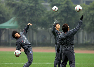 중국 충칭에서 열리고 있는 동아시아 선수권 축구대회 대 중국전에서 승리를 거둔 대표팀 선수들이 18일 오후 충칭 올림픽 스포츠센터 보조경기장에서 몸을 풀고 있다. 