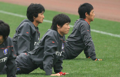 중국 충칭에서 열리고 있는 동아시아 선수권 축구대회 대 중국전에서 승리를 거둔 대표팀 곽태휘 등 선수들이 18일 오후 충칭 올림픽 스포츠센터 보조경기장에서 몸을 풀고 있다. 