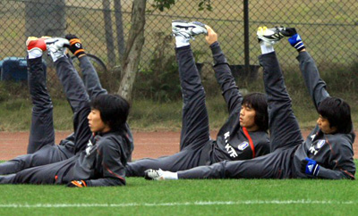 중국 충칭에서 열리고 있는 동아시아 선수권 축구대회 대 중국전에서 승리를 거둔 대표팀선수들이 18일 오후 충칭 올림픽 스포츠센터 보조경기장에서 몸을 풀고 있다. 